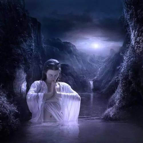 image an dégradé de bleu et blanc représentant une personne priant dans l'eau d'une cascade au clair de lune